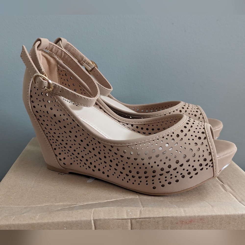 Bonnibel wedge tan size 6.5